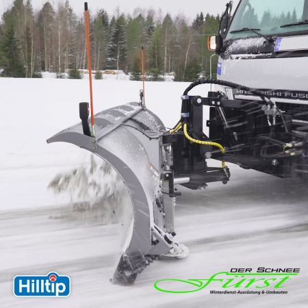 HILLTIP SML gerades Lkw-Schneeschild mit DIN Montageplatten-Satz an Mitsubishi Fuso Canter im kommunalen Winterdiensteinsatz